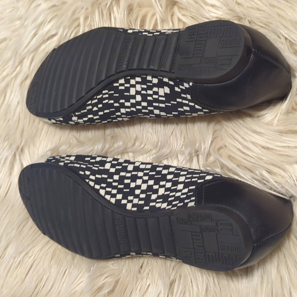 Munro Black and White Geometric Flats Sz 8 - Picture 4 of 7